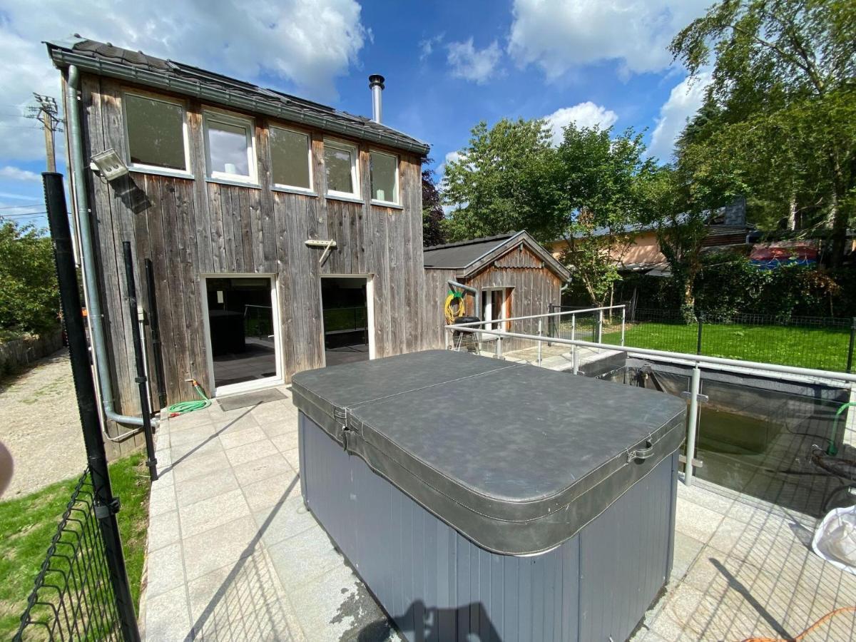 Spacious In With Jacuzzi Chalet
