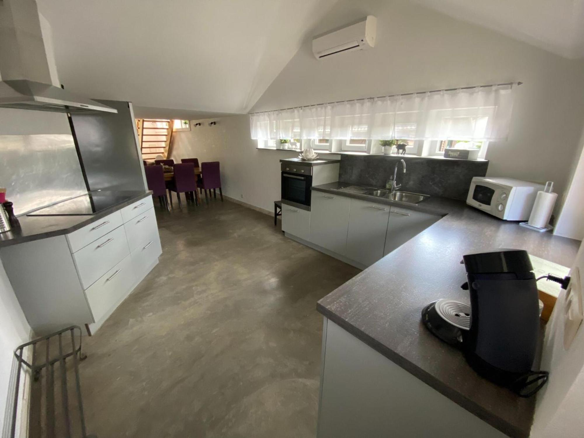 Chalet Spacious In With Jacuzzi